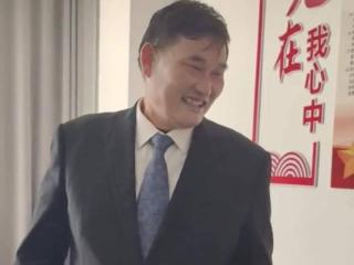 大衣哥参加商演，儿媳妇带孙子探班，两任儿媳妇选择大不相同