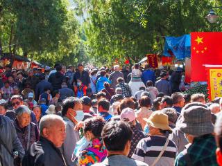 重阳登高望远、逛山会，济南千佛山人山人海