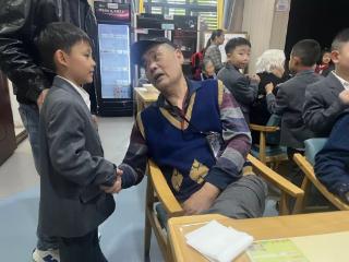 这群小学生走进养老服务中心 为老人送去欢乐