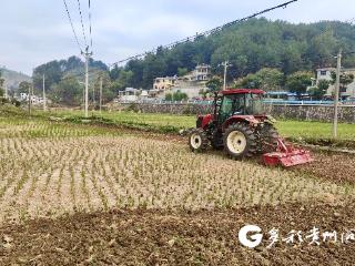 长顺：油菜秋种正当时 农业机械来助力