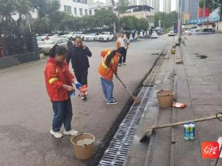 碧江灯塔街道：油污“洗刷刷” 街面“靓透透”