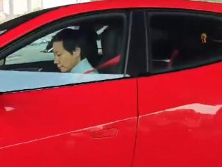 雷军驾驶法拉利 SUV 出行，是否会成为小米 SUV 的下一个设计样板？