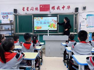 临沂金盾小学开展“霜降柿子红，童趣满深秋”传统节气主题活动