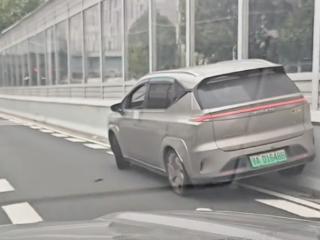 鄂A6PZ19拦停失控汽车：东风日产捐赠一辆探陆