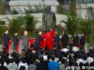 潘承洞雕像在山东大学威海校区落成，曾着手创建威海校区