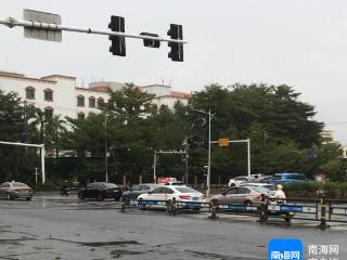 陵水主要道路路面积水已退 车辆行人正常通行