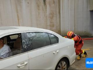 暴雨致三亚一小区地下车库被淹 消防员推车救援