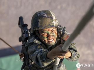 【高清组图】武警官兵飞檐走壁练硬功