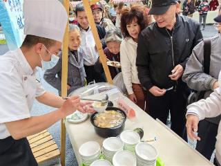 社区食堂的菜肴合不合居民口味？“邻里美食节”居民烹美食