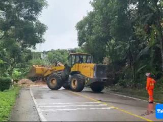 琼中：最高土堆将近20米高！降雨致山体滑坡阻断交通 公路部门正全力抢通中