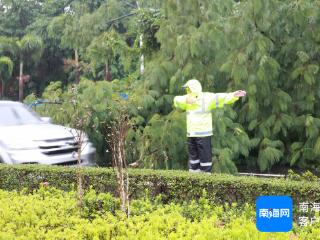 儋州交警化身雨中“守路人” 执勤保畅护平安