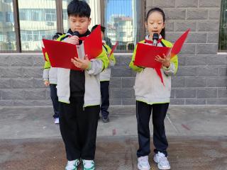 临沂北园路小学东岳校区举行“世界勤俭日，节约我先行”主题升旗仪式