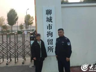 女子发泄不满打砸公交站台 东昌府警方迅速将其抓获