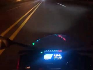 极速超150km/h 男子骑摩托公路上狂飙撞上特斯拉：现场惨烈