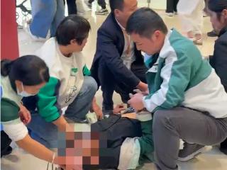 颍上一男子癫痫倒地 两医生及时出手施救