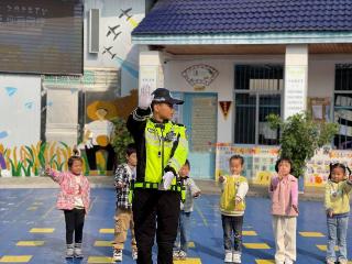 湖南花垣公安交警走进幼儿园开展交通安全宣传活动