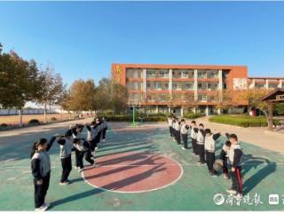 ‌巨野县吕官屯小学：趣味篮球课点燃运动热情‌