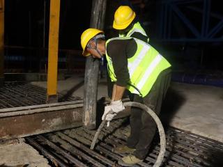 柳梧铁路社岭头跨荔玉高速特大桥平南西至思旺公路（规划）连续梁顺利合龙