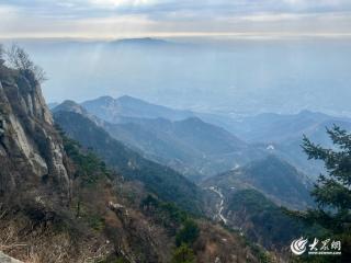 庆祝记者节 登高望远行 泰安市组织多家媒体记者登泰山采风