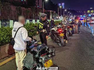 贵阳一小伙飙车“炸街”被查处，接受批评后成为“红色骑士”