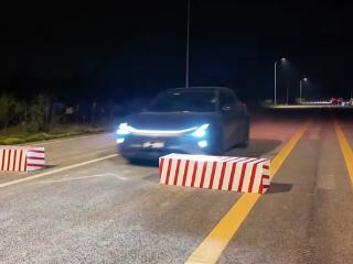 六款车型智驾挑战限宽墩：特斯拉、极越撞车 鸿蒙智行高速通过