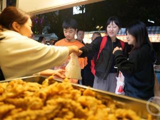 重庆北碚：规范夜市摊区 守护人间烟火