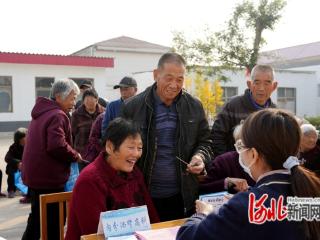 邢台市第一附属医院医务人员在隆尧镇西张村义诊