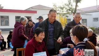 邢台市第一附属医院医务人员在隆尧镇西张村义诊