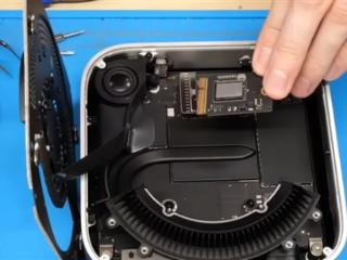 避免苹果存储税！大神成功将M4 Mac mini改装扩容到1TB