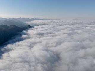 云海日晕同框 山川壮美如画