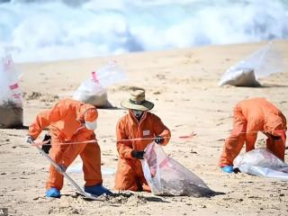 海岸惊现2000个神秘黑球 恶臭难闻 竟和伦敦下水道脂肪怪有关