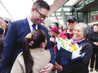 “希望成为对非洲传播中医药文化的使者” 两批援非中国（天津）医疗队启程 扫码阅读手机版