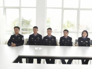 老人摔倒在地,贵州警察学院5名学警及时施救！