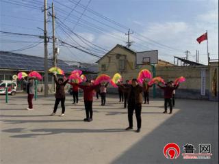 【民生实事进行时】德州天衢新区抬头寺镇“夕阳逐音 扇舞乡风”活动