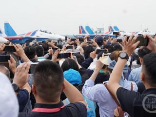 中国航展第二日 雨中观展热情不减