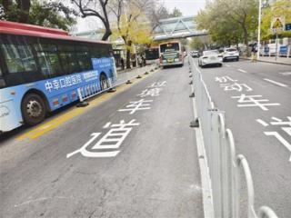 总医院门前道路通行方式有变 鞍山道相关路段东侧设置“出租车通道” 扫码阅读手机版