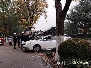 情报站|济南长清丁香路一白色轿车与吊车相撞，雨天出行注意安全