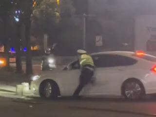 欲逃避交警检查开车撞上石墩？江西一地警方回应：当事人饮酒后驾驶机动车