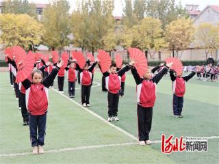 石家庄市藁城区一小学举办团体扇子操比赛