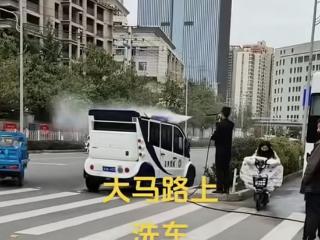 市民反映兰州一城管白天在机动车道上洗车 当地交警回应