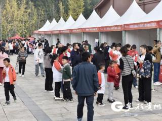 贵州红·山水越野挑战赛（第五站）六盘水·盘州 |赛事助力盘州好物出圈 银杏林里的展销会人气超高