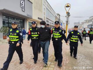 1夜7家商铺被盗！民警带嫌疑人公开指认，围观群众“排队”点赞