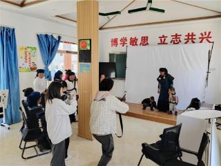 “彝韵长存·幸福留影”公益摄影行动走进金阳县东山社区易地扶贫搬迁安置点