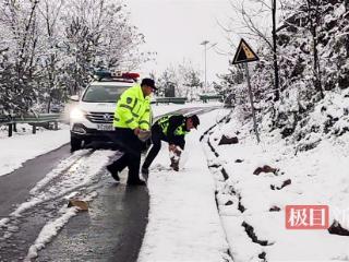 风雪中， 十堰郧西公安全警动员，守护道路安全