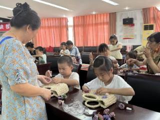 淞涛社区开展诗歌吟诵和花艺编织包制作活动