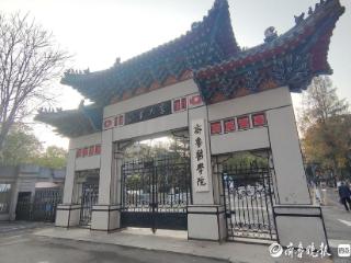 无人机洒水洗礼！山东大学齐鲁医学院“校友门”落成百年再起新程