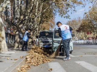 荣成公交集团志愿者走进河东社区清扫辖区落叶