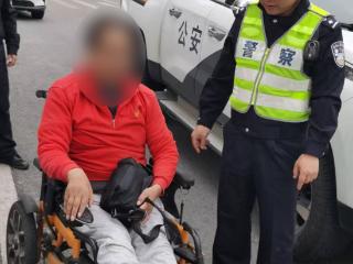 男子乘坐轮椅误上公路 交巡警暖心解困