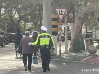 老人外出迷路，东阿交警暖心帮他回家