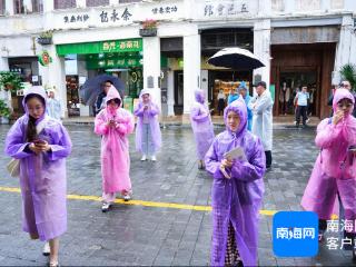 运动会媒体采风团在骑楼老街沉浸式感受海口文化魅力